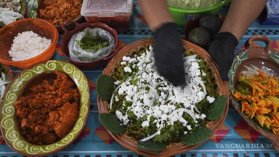 $!Un vendedor prepara un plato con nopales, cebolla y cilantro en la Feria de Comida Prehispánica en la alcaldía Iztapalapa de la Ciudad de México,.