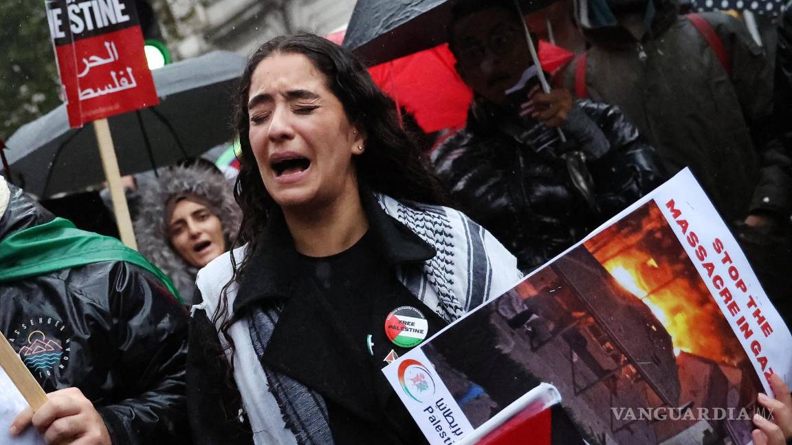 $!Una mujer reacciona mientras manifestantes pro palestinos realizan una vigilia frente a Downing Street en Londres, Gran Bretaña.