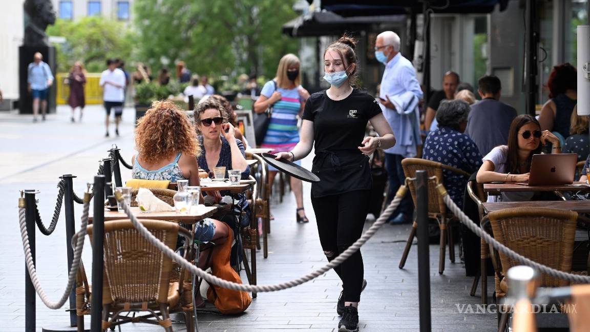 $!Imagen de la terraza de un restaurante de Londres. La reconocida arquitecta Carolyn SteelSteel invita a reflexionar sobre lo que comemos y cuánto desperdiciamos, la energía que consumimos y cómo la desechamos. EFE/EPA/Andy Rain
