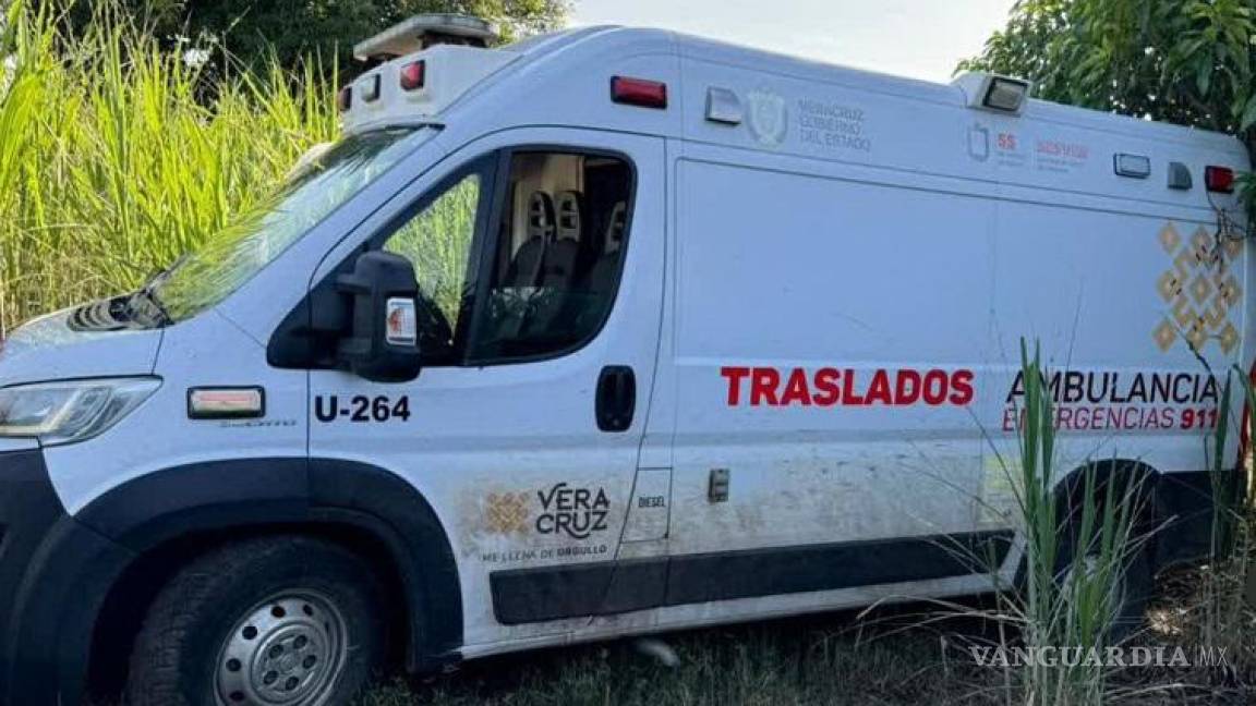 Abandonan ambulancia junto a dos cuerpos en Veracruz; una víctima era paramédico