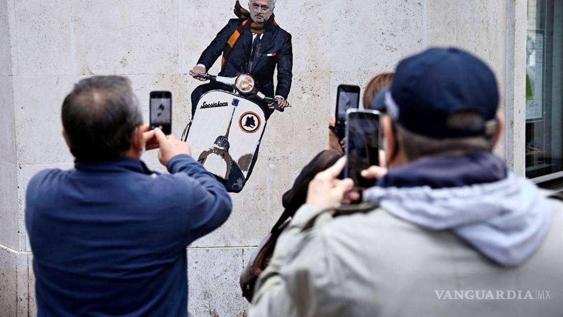 $!Pintan un muro en Roma con Mourinho a bordo de un vespa con bufanda romanista
