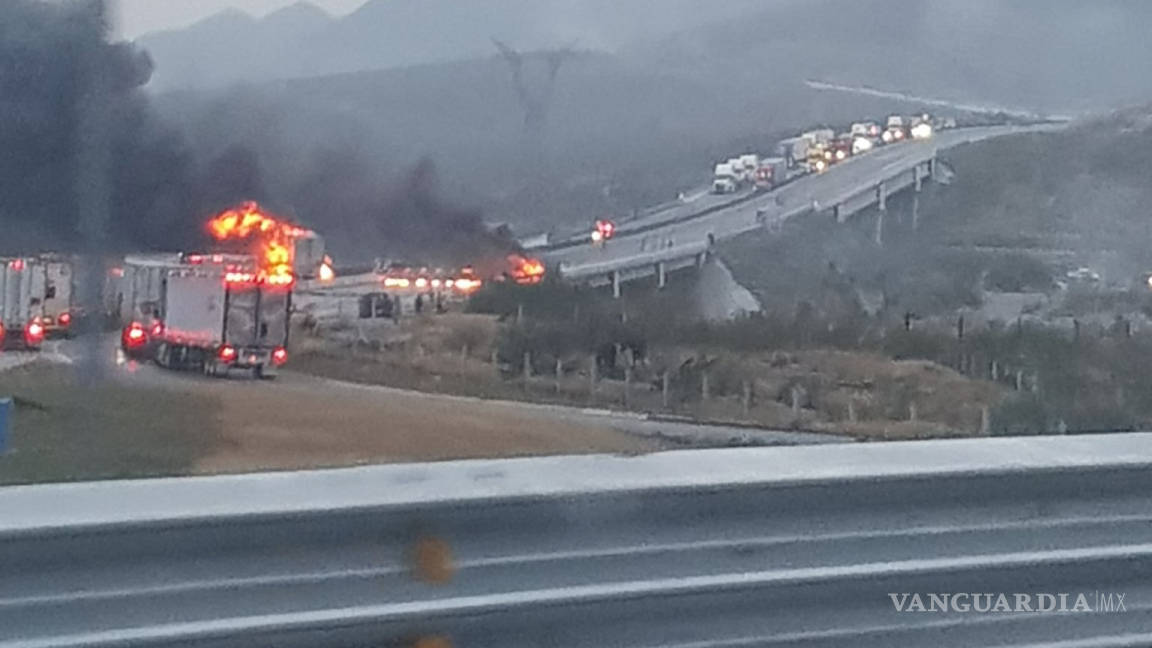 Reportan cierre de autopista Saltillo-Monterrey, a la altura de Ojo Caliente, por incendio de tráiler