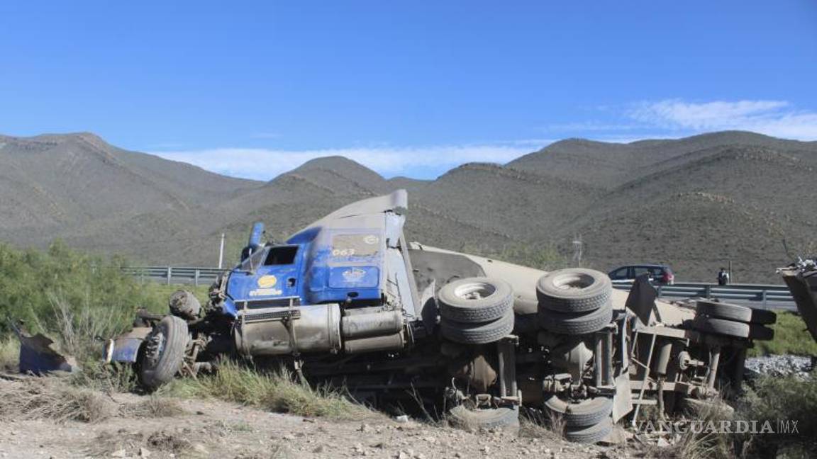 $!El conductor resultó ileso y decidió permanecer en el lugar para gestionar con la aseguradora.