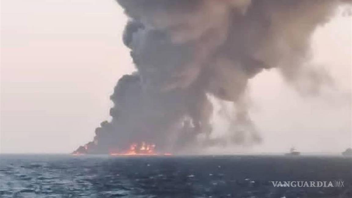 Se incendia y hunde uno de los más grandes buques militares de Irán