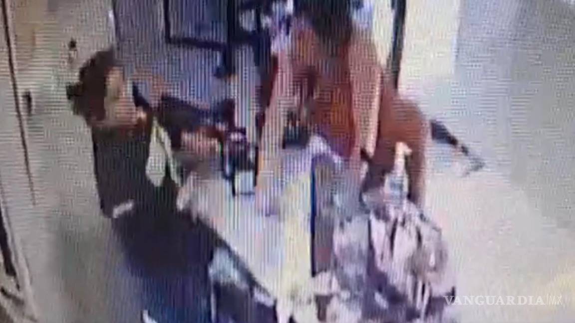 Mujer trans golpea a cajera tras pleito por un cambio de 500 pesos, en el Centro de Torreón