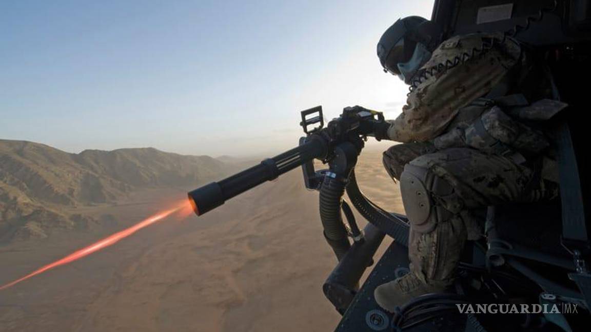 $!Durante la madrugada del jueves 5 de enero, efectivos de la Fuerza Aérea accionaron esta ametralladora en Jesús María, en Culiacán, desde un helicóptero UH-60 Black Hawk.