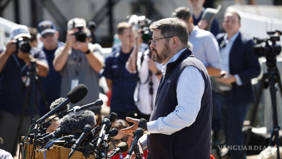 $!Carl Hartsfield del Instituto Wood Hole informa sobre la búsqueda en curso de un sumergible en el muelle de la Base de la Guardia Costera de Boston.