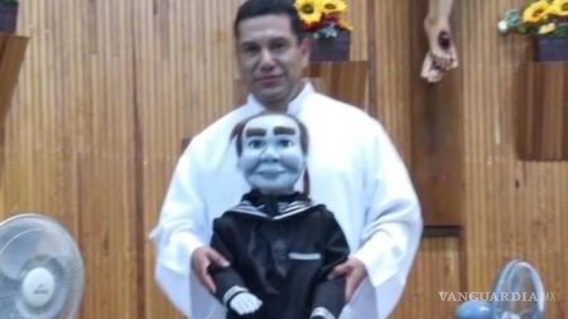 Sacerdote de Saltillo usa muñeco ‘maldito’ para dar misa