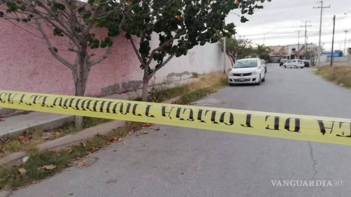 Abandonan auto con cadáver embolsado en Torreón