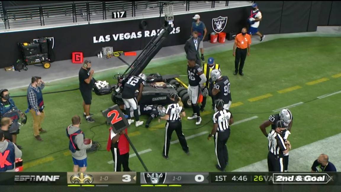 Jugador de los Raiders colisiona con un carrito de la televisión