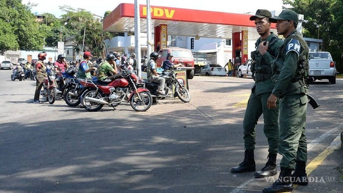 Venezuela casi sin gasolina; soldados protegen estaciones