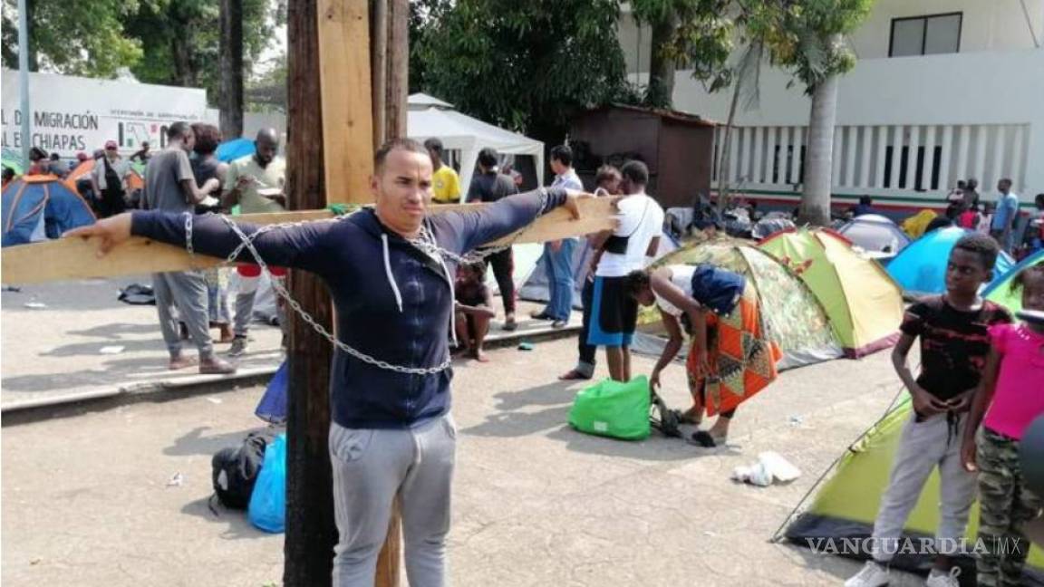 Se 'crucifica' migrante cubano en Chiapas en protesta contra deportaciones (video)