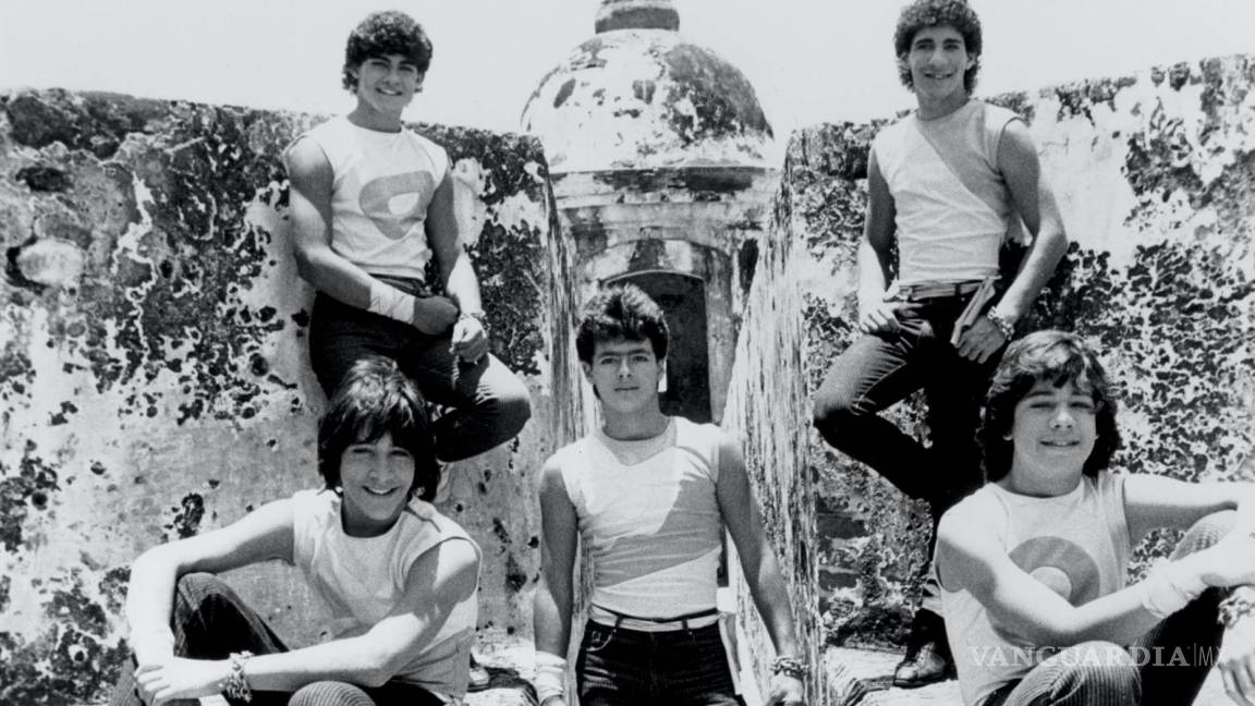 $!Fotografía del 1 de enero de 1980 donde aparecen integrantes del grupo Menudo mientras posan en el parque del Morro en el Viejo San Juan, Puerto Rico.