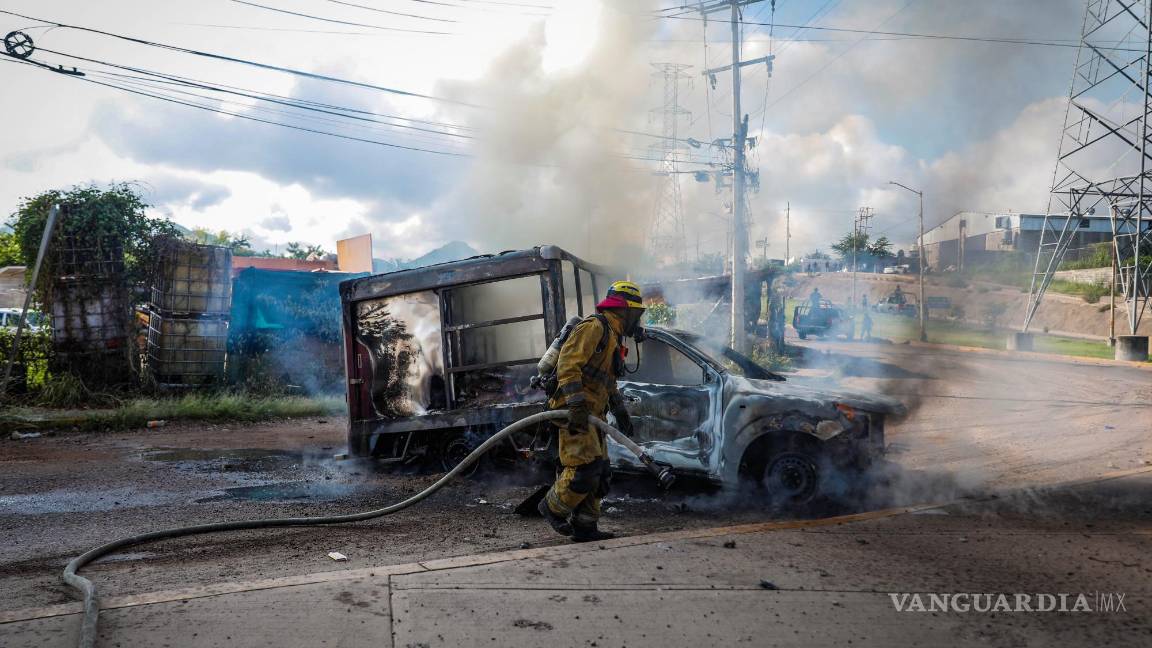 $!Durante la mañana de este miércoles 11 de septiembre, dos vehículos fueron despojados y posteriormente incendiados en la zona conocida como Costerita y la Prolongación Álvaro Obregón. Ambos vehículos fueron colocados para obstruir el acceso.