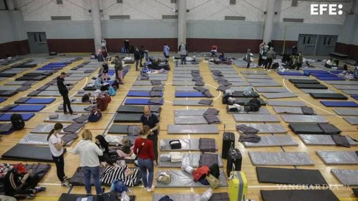 Refugiados ucranianos se quedan en un albergue temporal en Tijuana