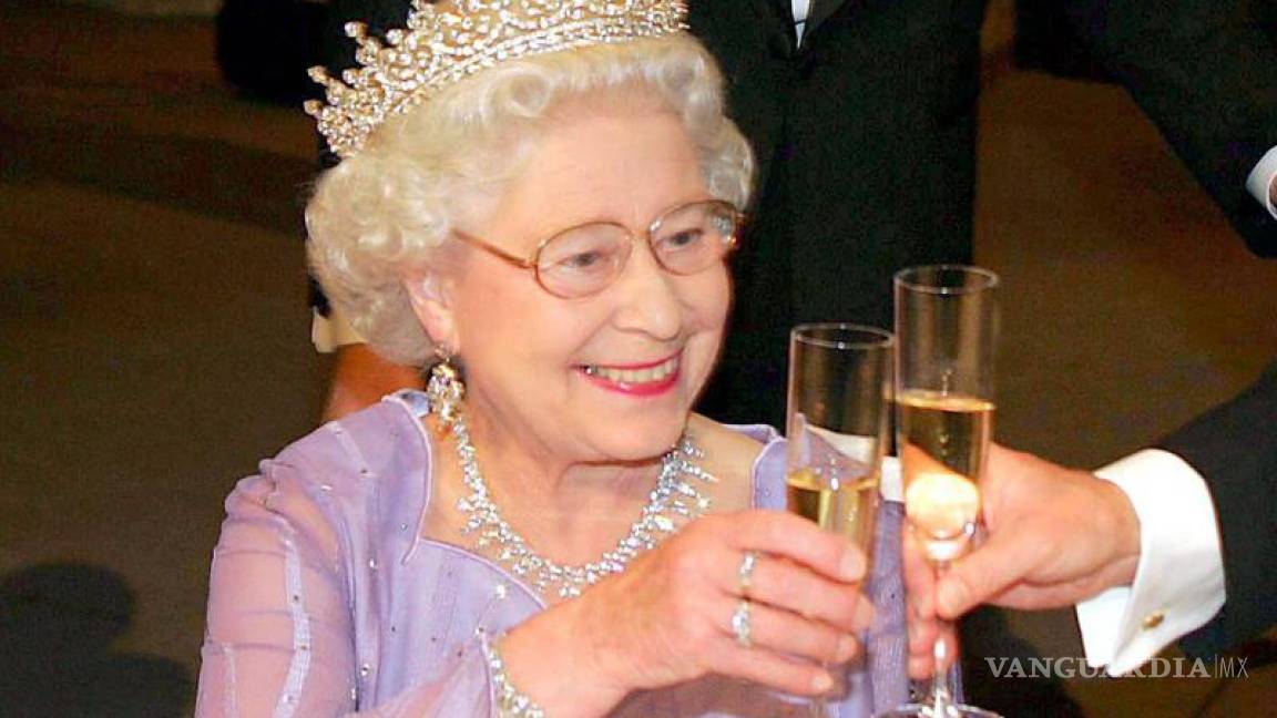 ¿Sabes cuánto alcohol bebe la reina Isabel II a diario?