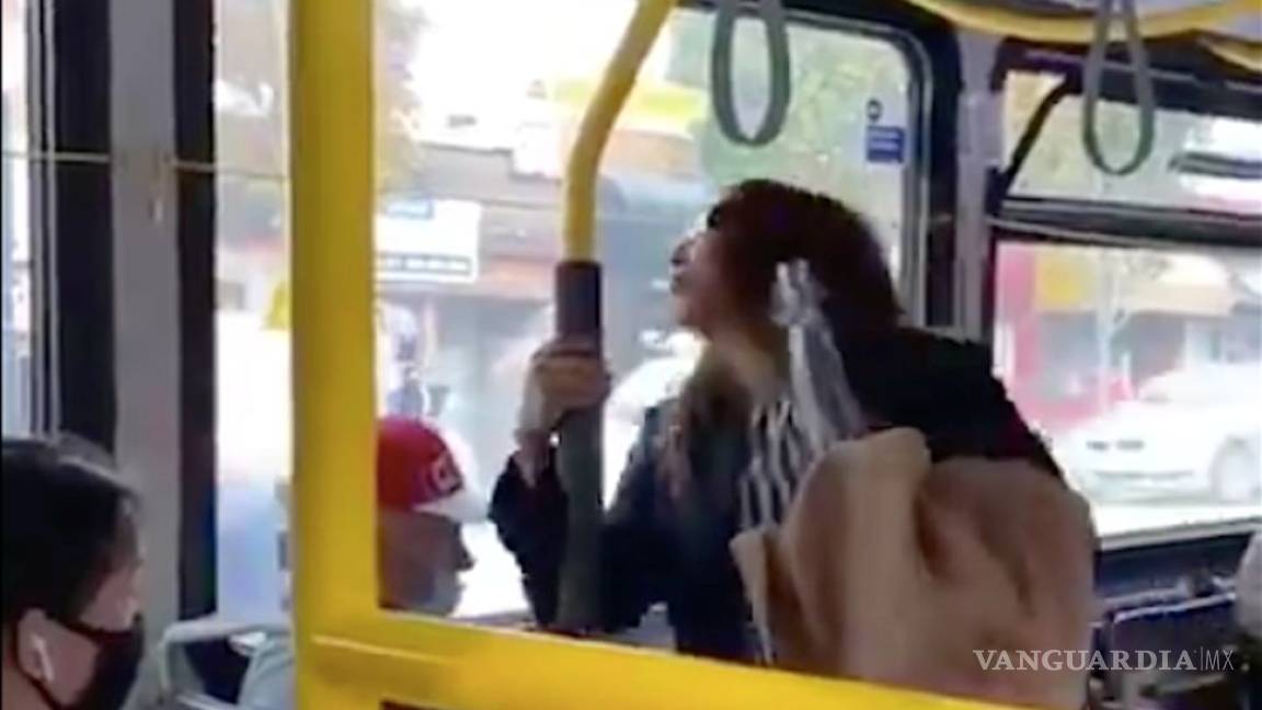 Lanzan de autobús a mujer por no traer cubrebocas, le escupió a pasajero