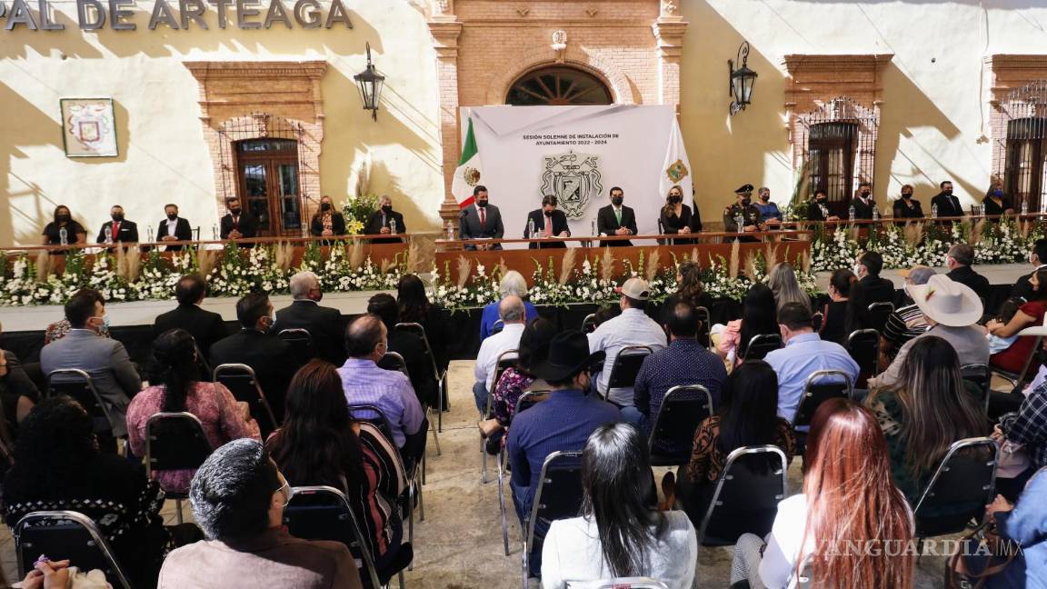 $!El nuevo alcalde de Arteaga, Ramiro Durán García rindió la toma de protesta por los próximos tres años. FOTO: HÉCTOR GARCÍA