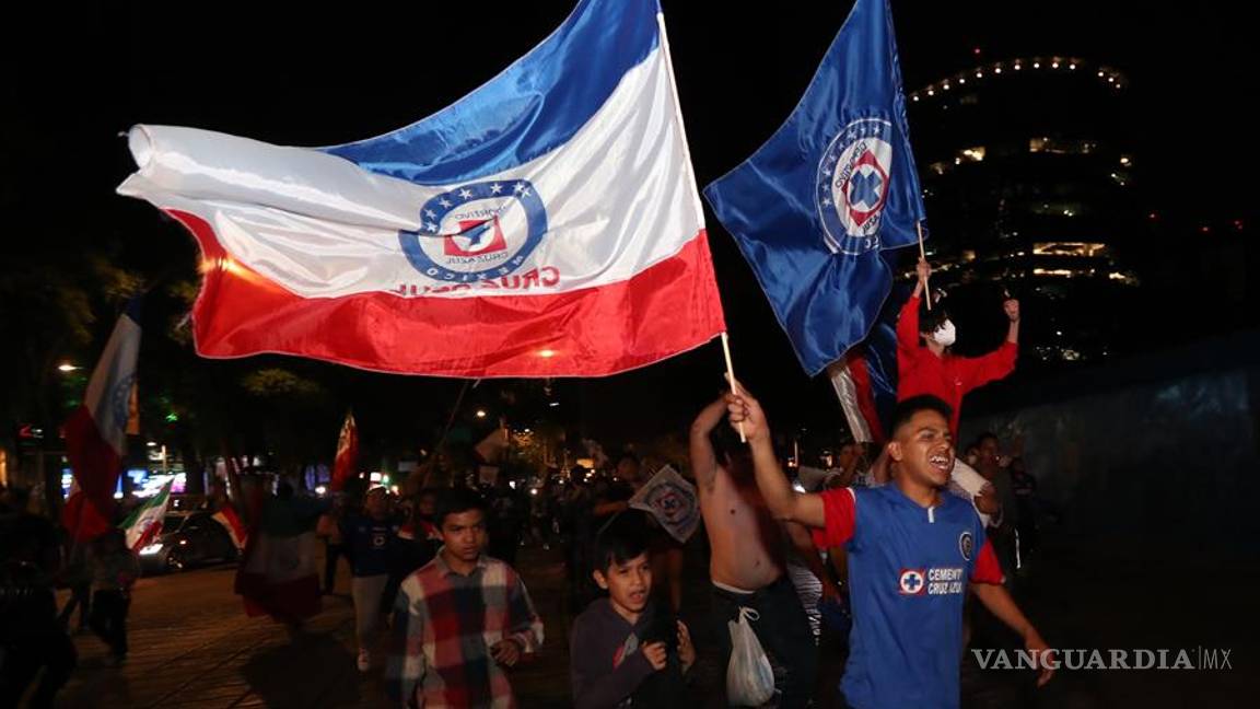 $!Después de 23 años en silencio, así celebran aficionados al campeón Cruz Azul