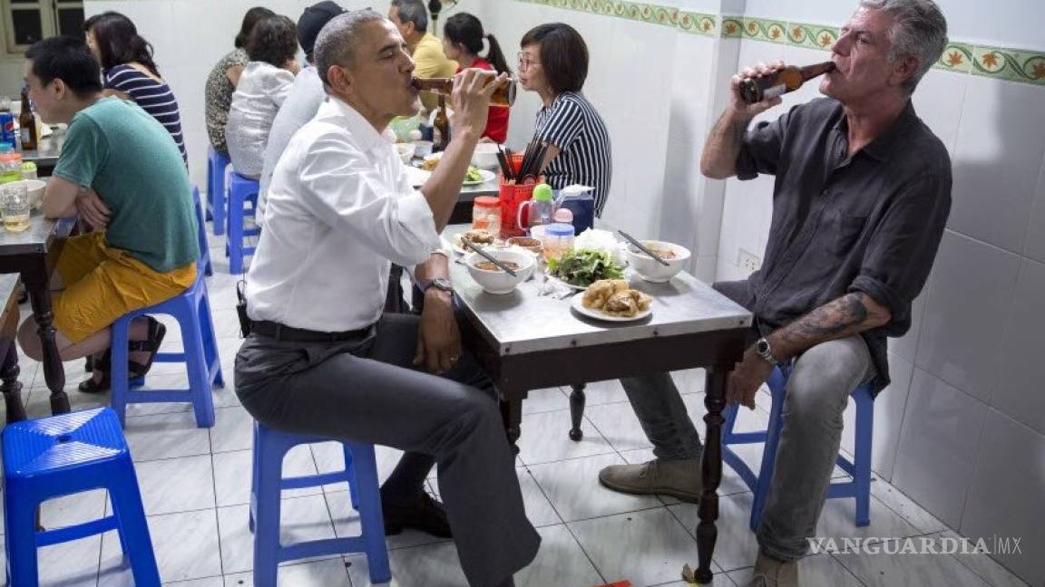 Recuerda Barack Obama lo que Anthony Bourdain le enseñó