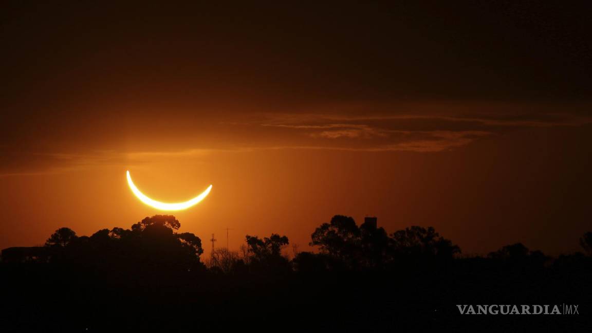 $!La luna pasa frente al sol poniente durante un eclipse solar total en Buenos Aires, Argentina, el martes 2 de julio de 2019.