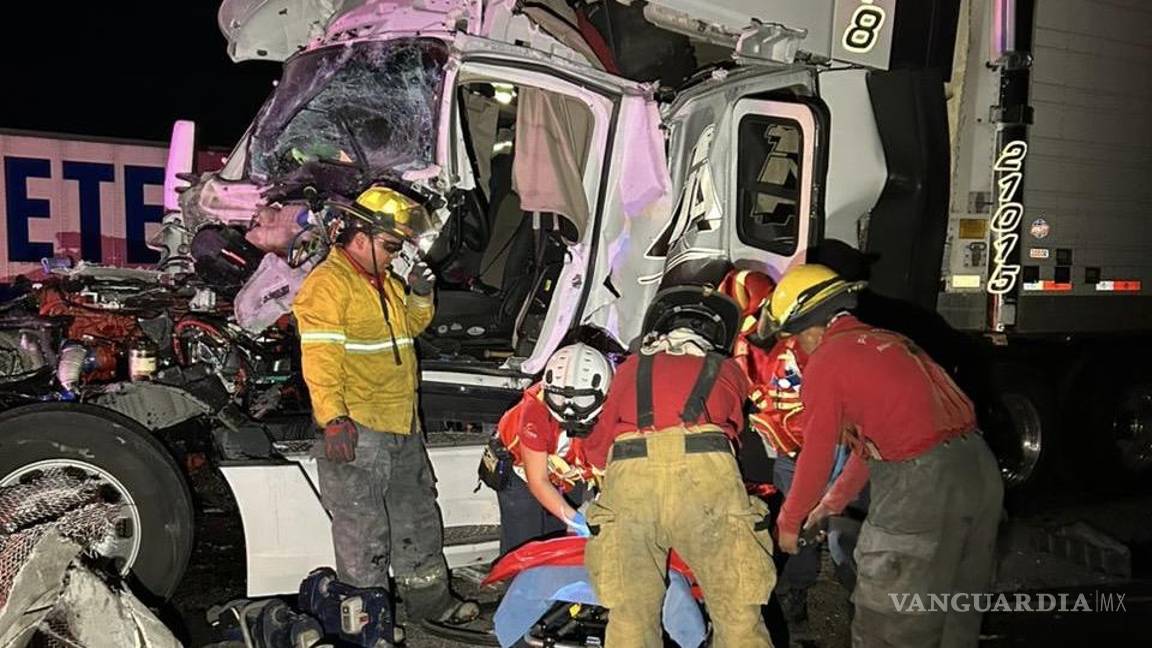 Se impacta tráiler por alcance en la Monterrey-Saltillo; conductor queda prensado