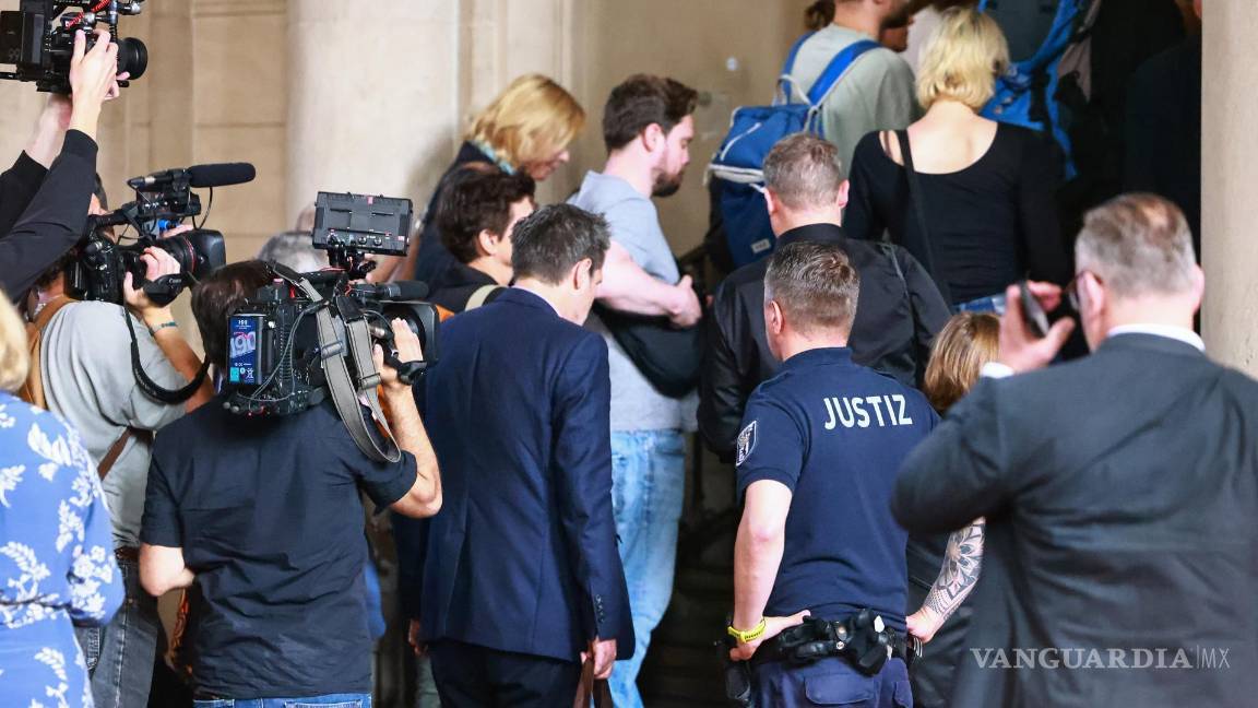 $!Los periodistas entran en la sala del tribunal antes del inicio del juicio contra el médico de cuidados paliativos Johannes M. en el Tribunal Penal de Moabit en Berlín.