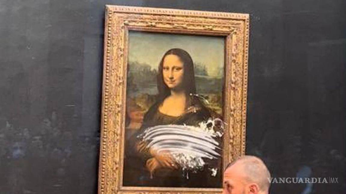 Dan pastelazo a la Mona Lisa en el Museo del Louvre