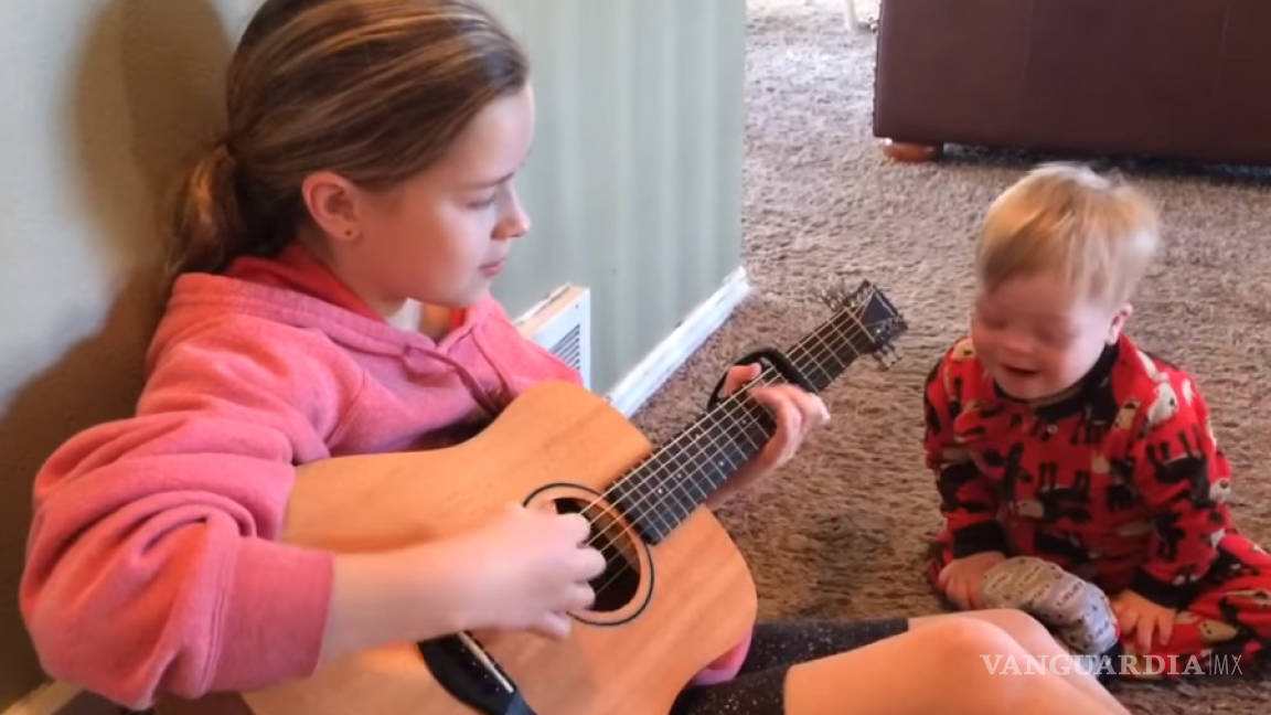 Niño con Síndrome de Down aprende palabras gracias a su hermana y la música