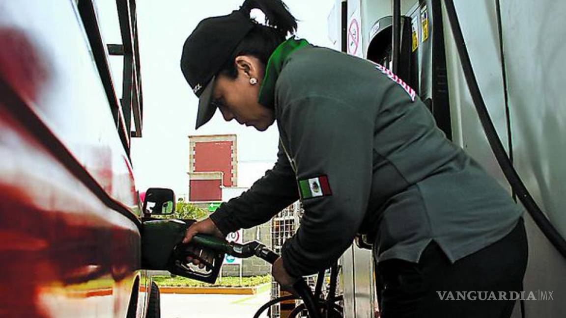 Gasolina mexicana diario sube de precio, pero es más barata que en EU... por ahora