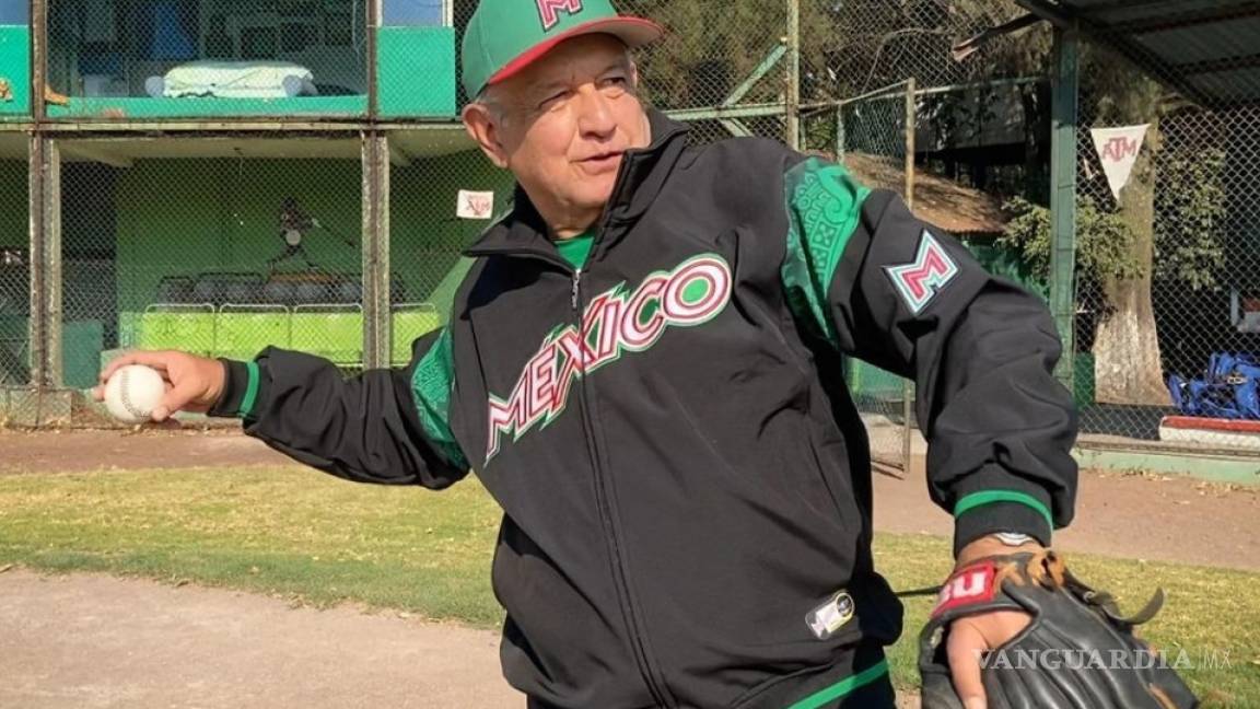 AMLO hace un llamado a ejercitarse este 2021, mientras juega beisbol