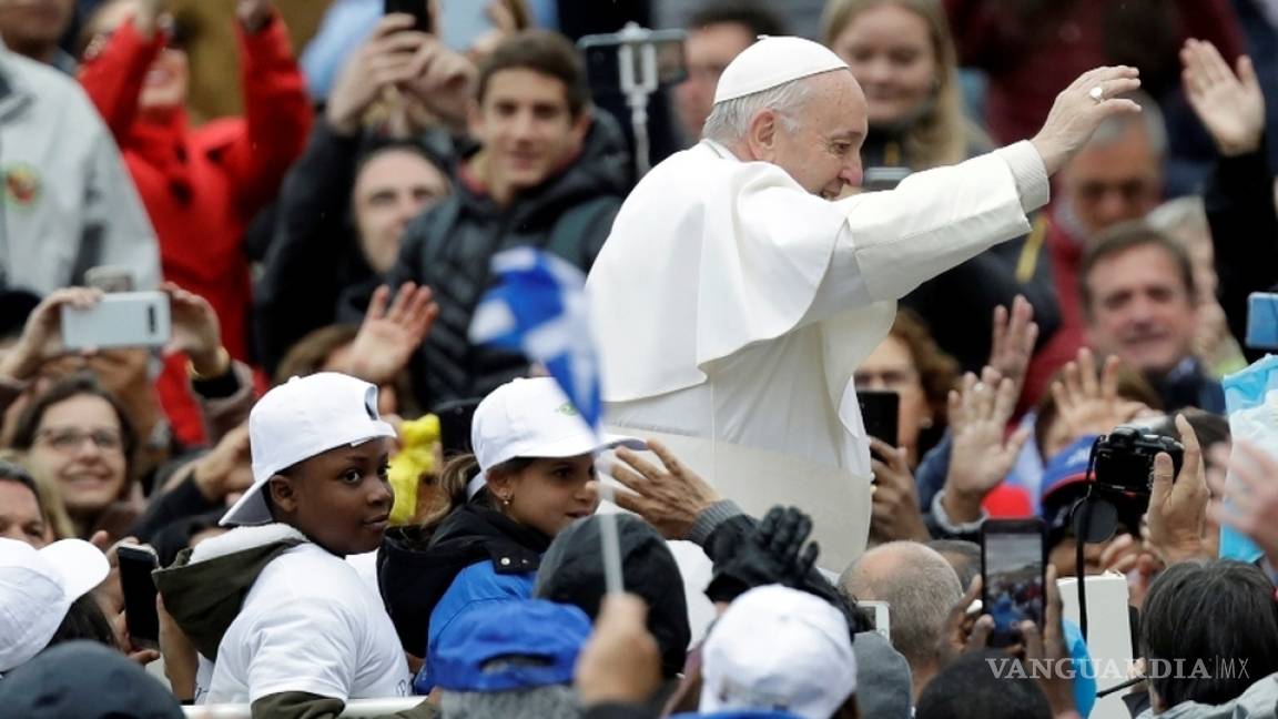 Papa Francisco pasea a niños migrantes en el papamóvil