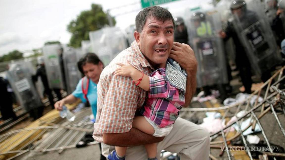 Migrantes colocaron al frente a mujeres y niños para empujar la reja: Navarrete