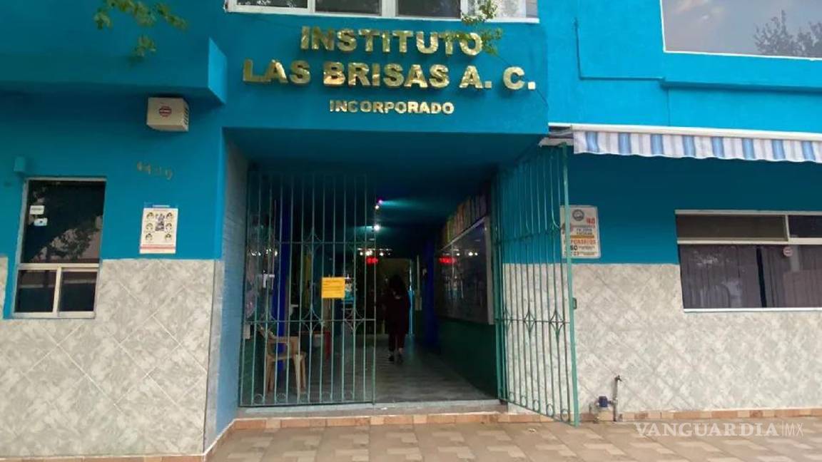 $!Familiares de estudiantes denunciaron que el hombre colocó cámaras de vigilancia ocultas en los botes de basura