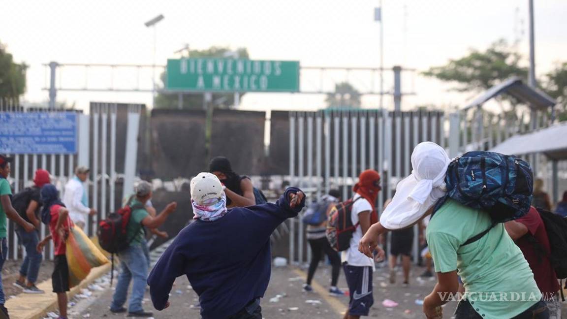 $!Migrantes guatemaltecos intentaron derribar cerco fronterizo con México (video)