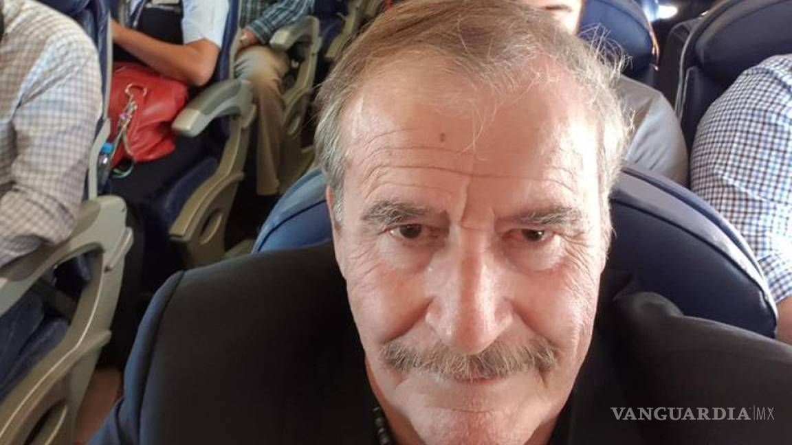 Vicente Fox presume que viaja &quot;en avioncito comercial&quot; como AMLO