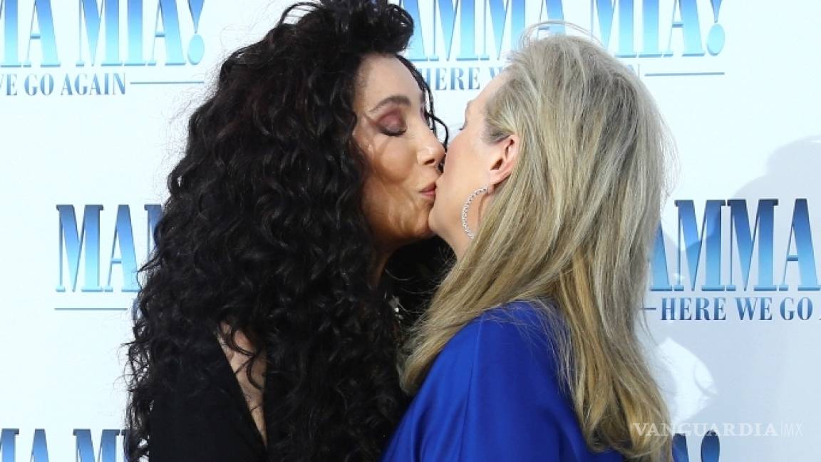 Cher y Meryl Streep se besan para festejar estreno de ‘Mamma Mia! 2’