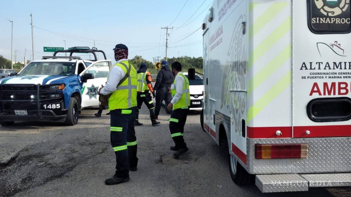 $!Taxista casi la secuestra, se lanza del auto para escapar