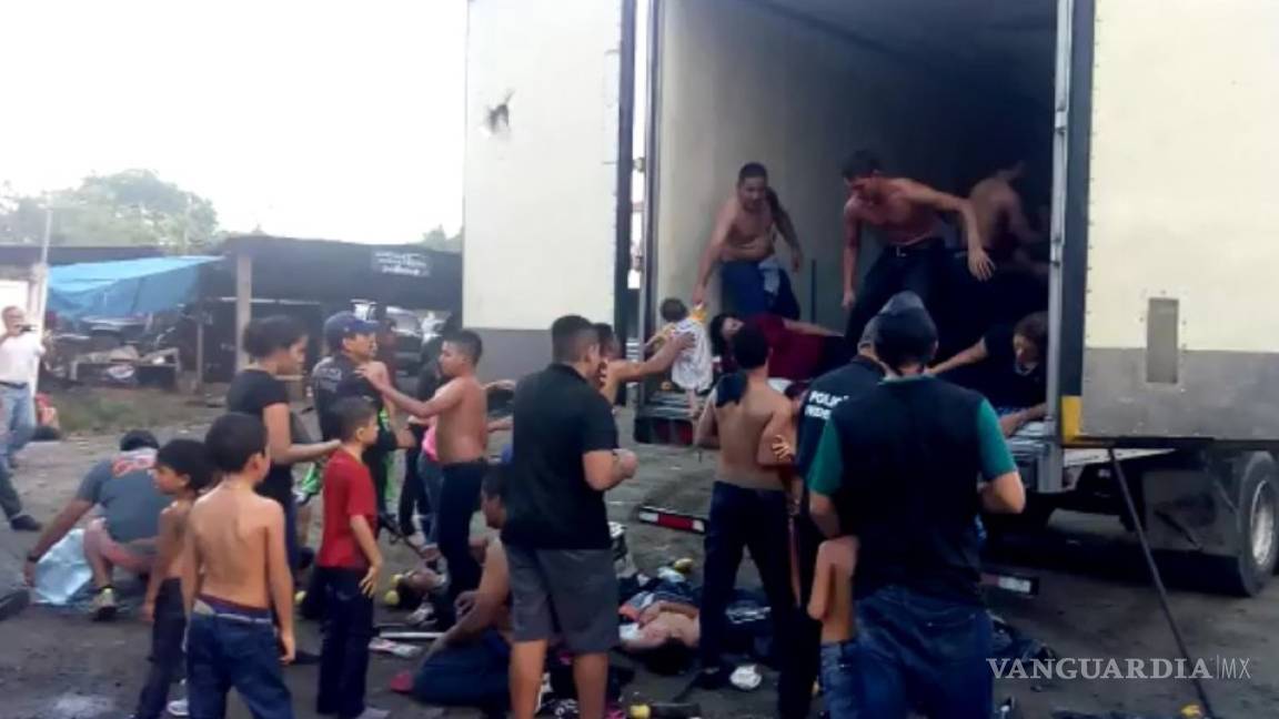 Abandonan a más de cien migrantes en caja de tráiler