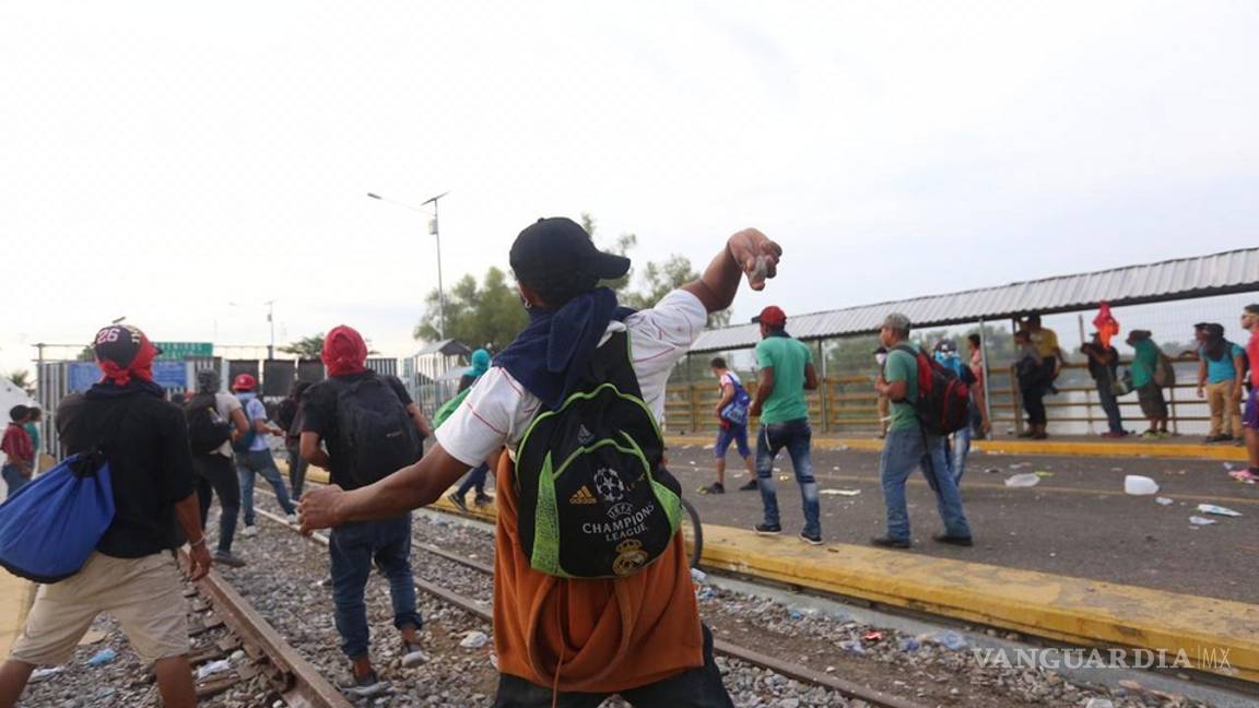 $!Migrantes guatemaltecos intentaron derribar cerco fronterizo con México (video)