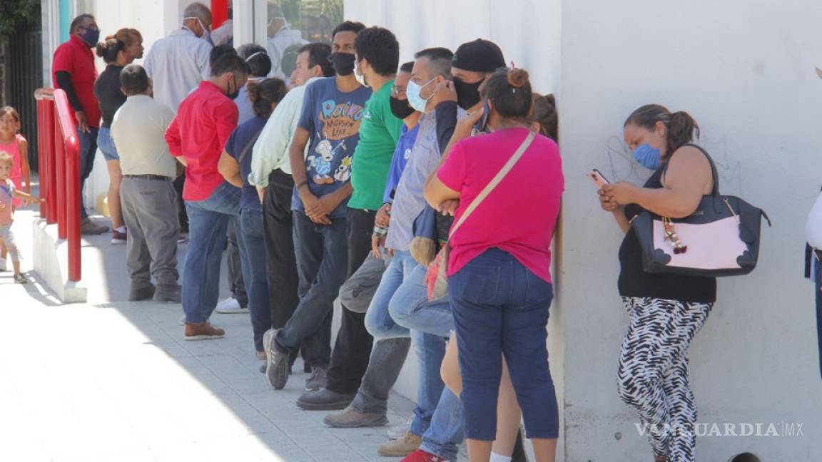 Persisten las aglomeraciones en bancos de Torreón sin ningún protocolo