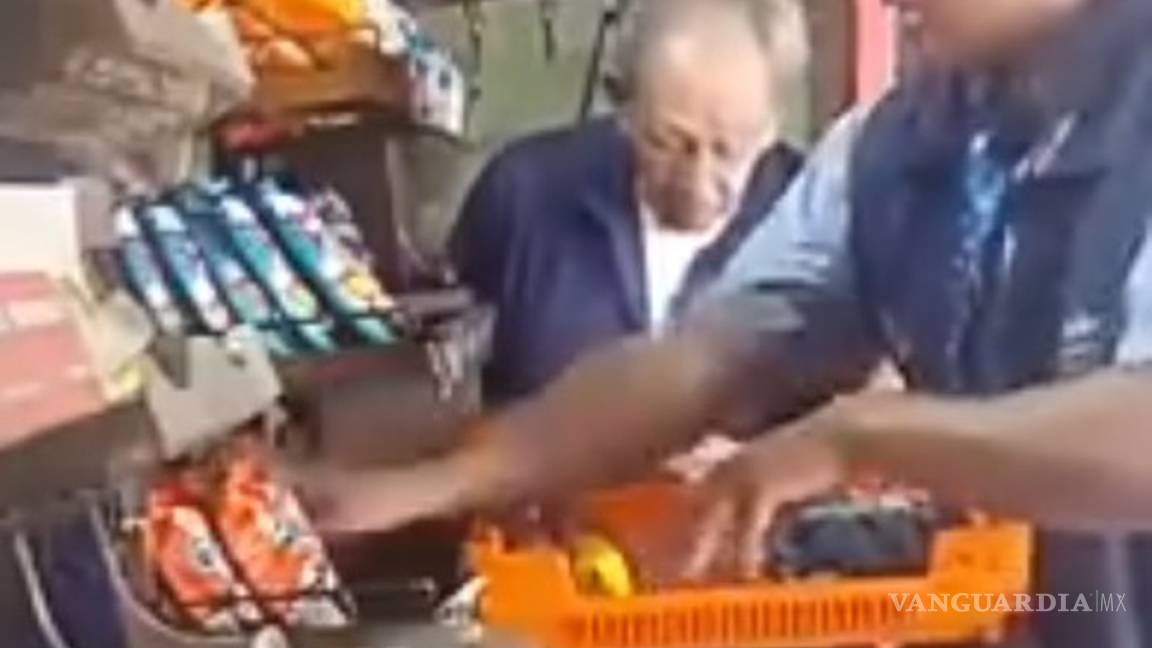Empleado de Bimbo roba productos a anciano mientras le surte