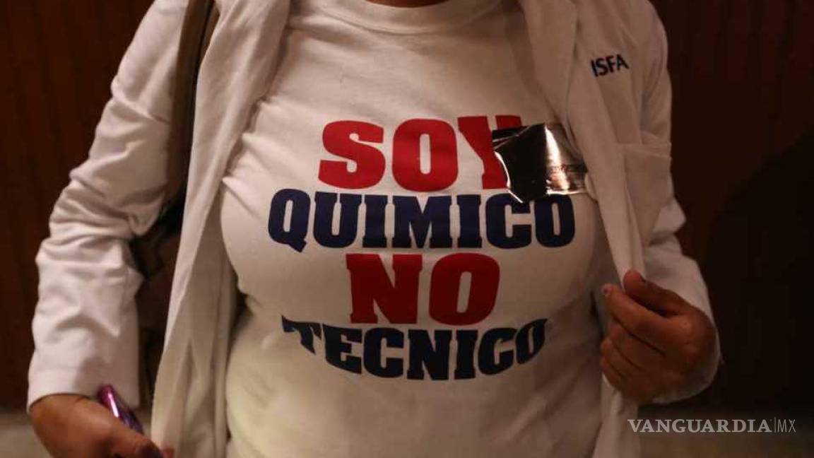 Químicos piden mayores ingresos al gobierno de AMLO, protestan afuera de San Lázaro