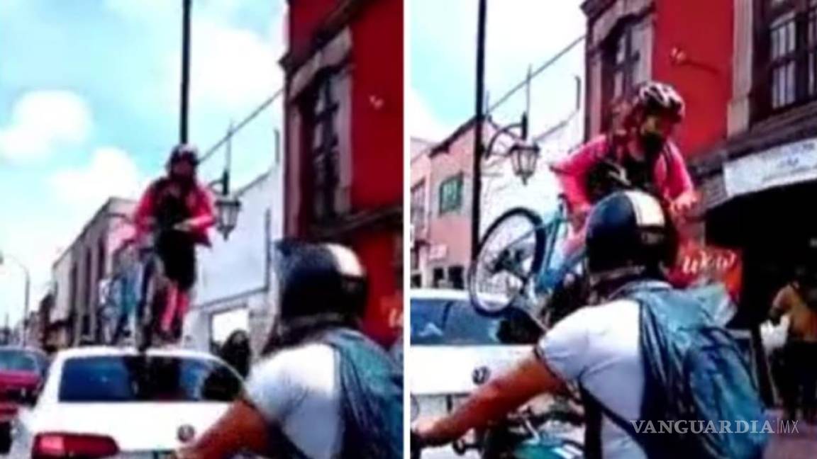 Ciclista camina sobre automóvil que estorbaba ciclovía de Querétaro