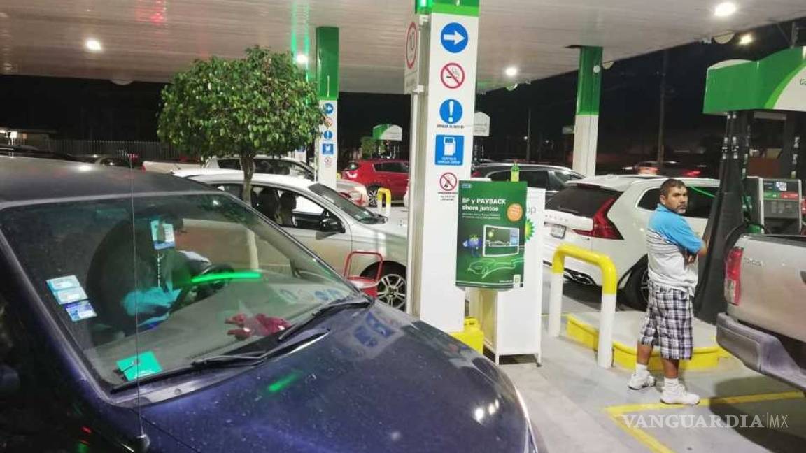 Se desatan compras de pánico en León por supuesto desabasto de gasolina