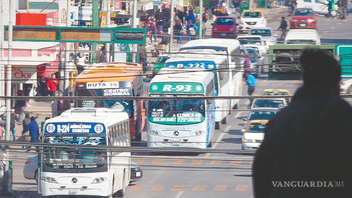 Reportan usuarios paro de rutas de transporte en Nuevo León