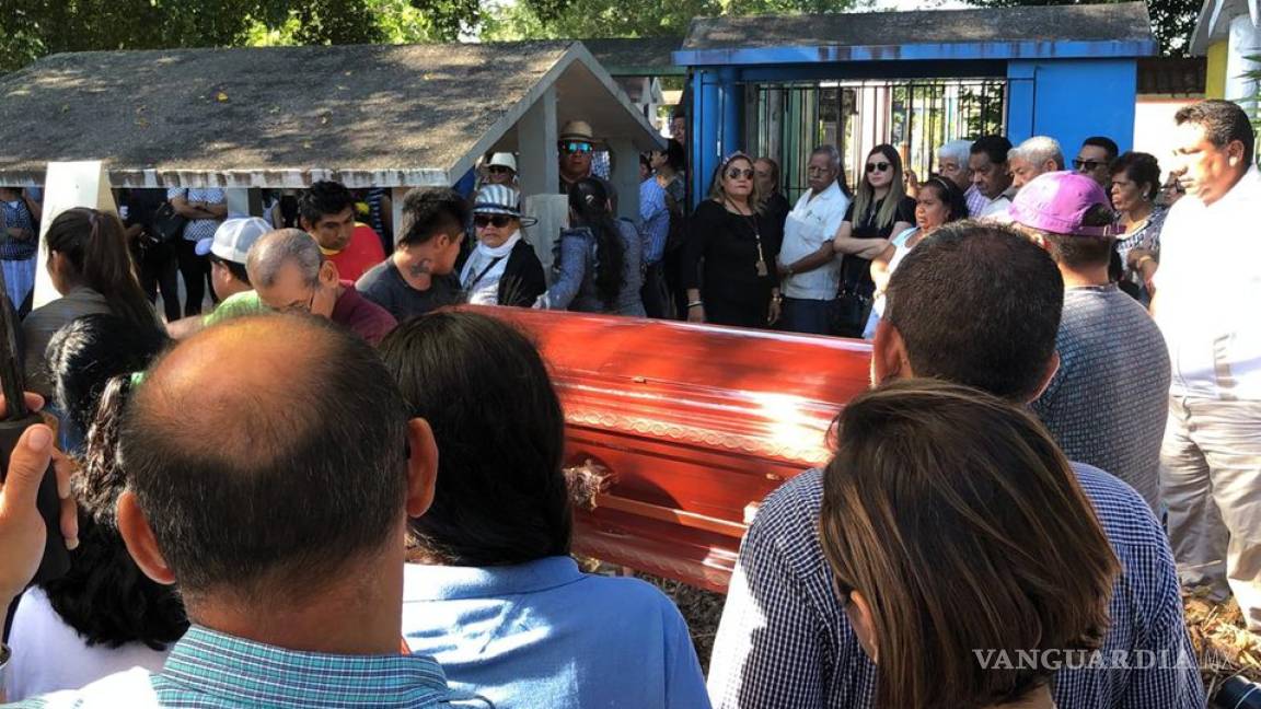Dan sepultura a víctimas de masacre en Minatitlán, familiares exigen justicia