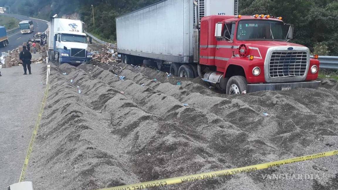 $!VIDEO: Tráiler sin frenos arrolla y mata a tres durante rapiña de otro, golpean al chofer