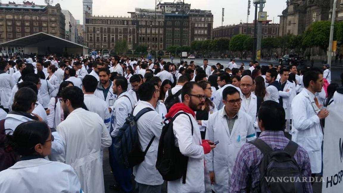 $!Médicos residentes paran labores en 68 hospitales de México, exigen su pago