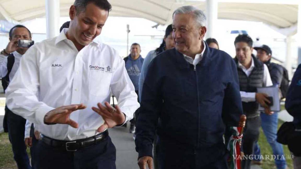 Bromea Alejandro Murat con AMLO sobre avión presidencial: dice que ya juntó los 500 pesos del 'cachito'